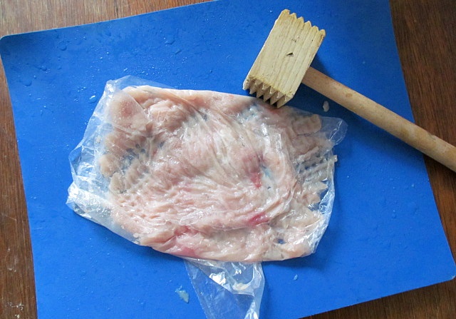 Vaříme pro kočky: recept na Plamínkův narozeninový dortík - Maso umeleme nebo rozmělníme paličkou