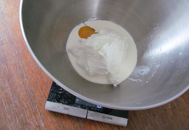 Vaříme pro kočky: recept na Plamínkův narozeninový dortík - Vyšleháme tvaroh, žloutek a smetanu