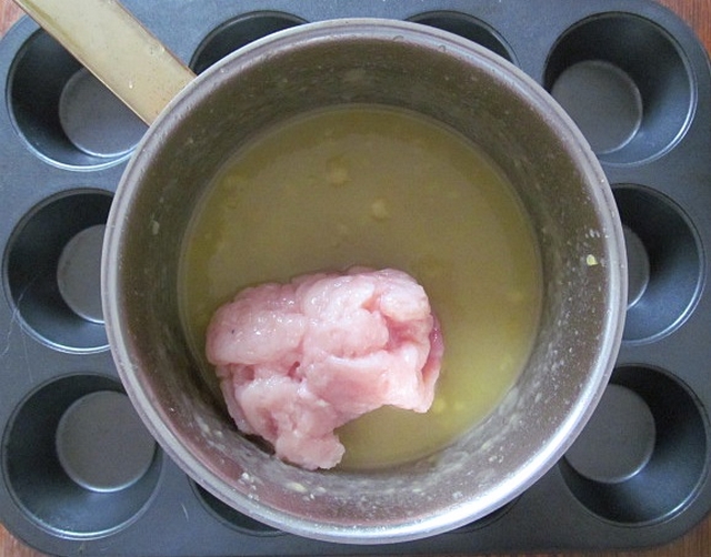 Vaříme pro kočky: recept na Plamínkův narozeninový dortík - Maso smícháme s pyré