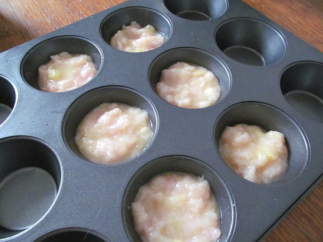 Vaříme pro kočky: recept na Plamínkův narozeninový dortík - Plníme do formiček